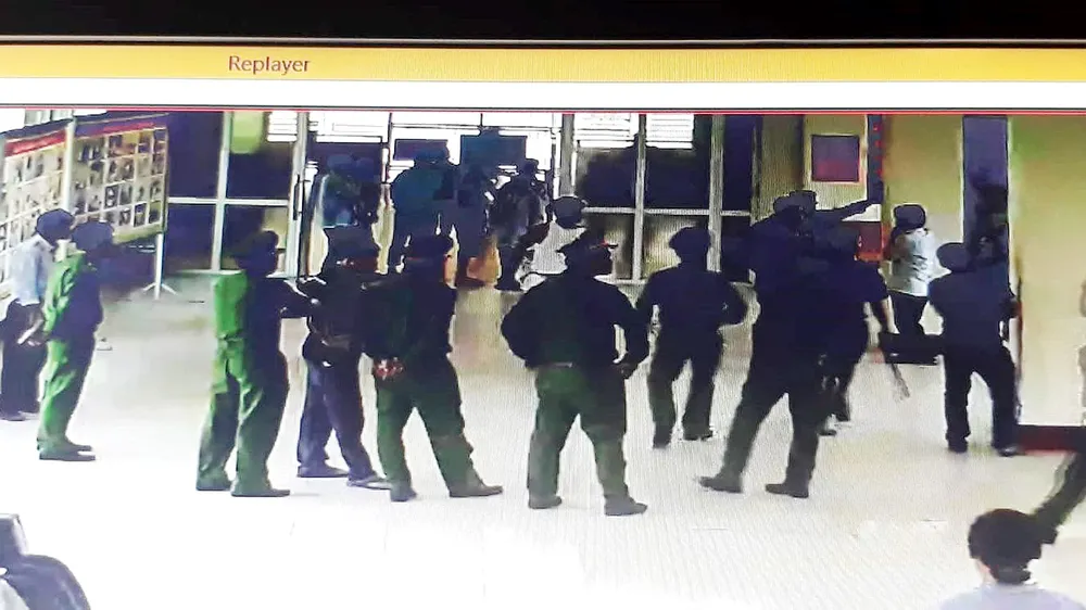 Lực lượng chức năng kịp thời có mặt tại hiện trường khống chế đối tượng, tước hung khí đưa về trụ sở để xử lý theo quy định của pháp luật (Ảnh trích xuất từ camera)