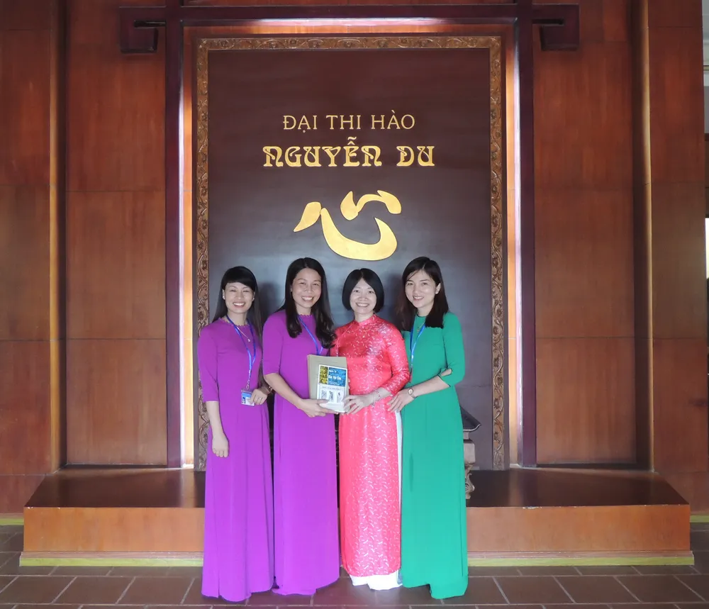 Trao tặng bộ sưu tập sách về Nguyễn Du và Truyện Kiều cho Ban Quản lý Di tích Nguyễn Du