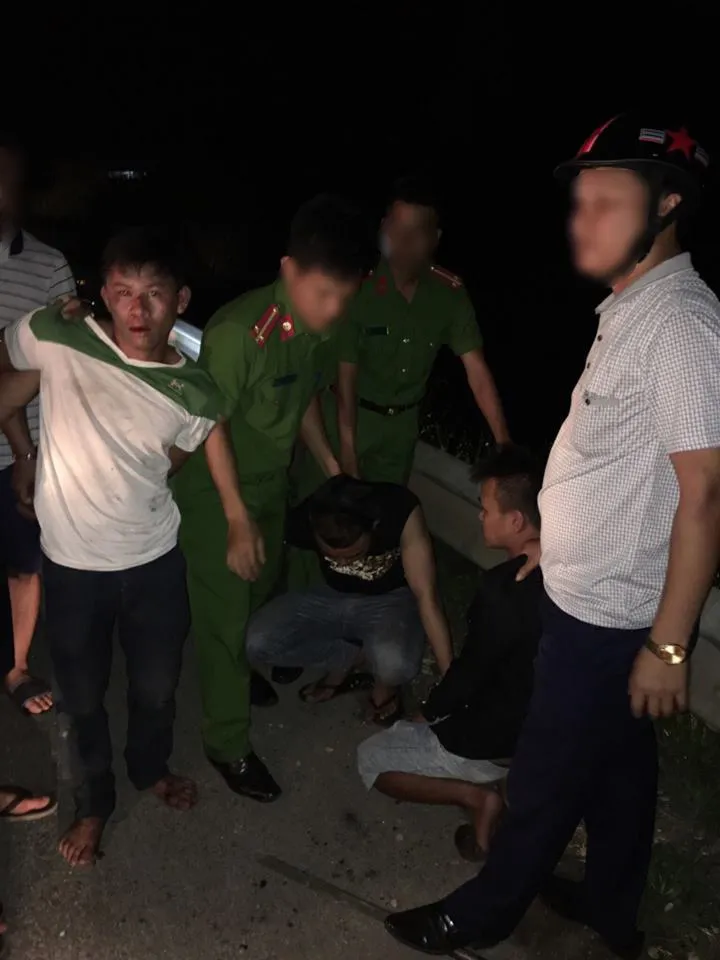 Bắt 4 đối tượng dùng kiếm chặn cướp tài sản trên quốc lộ 1A  ảnh 1