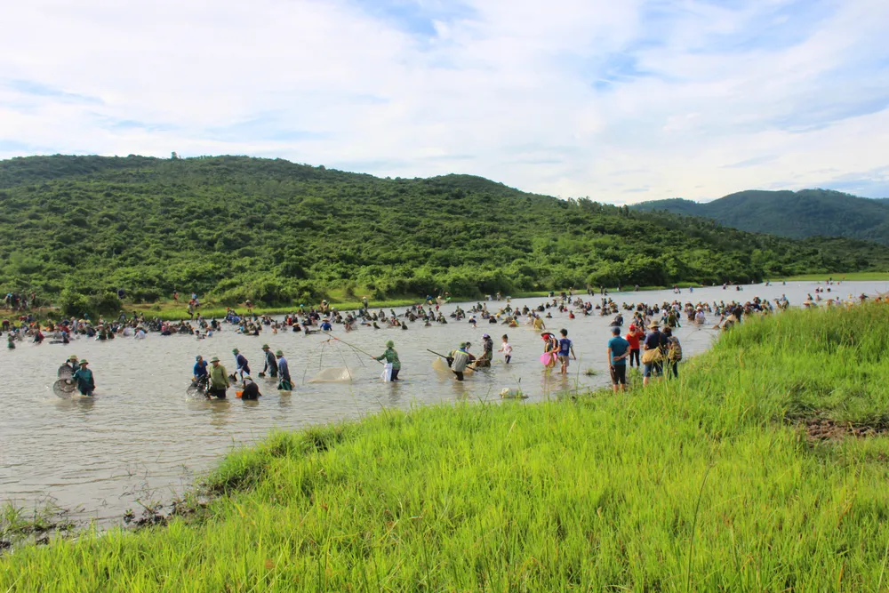 Độc đáo lễ hội đánh cá Đồng Hoa ở Hà Tĩnh ảnh 7