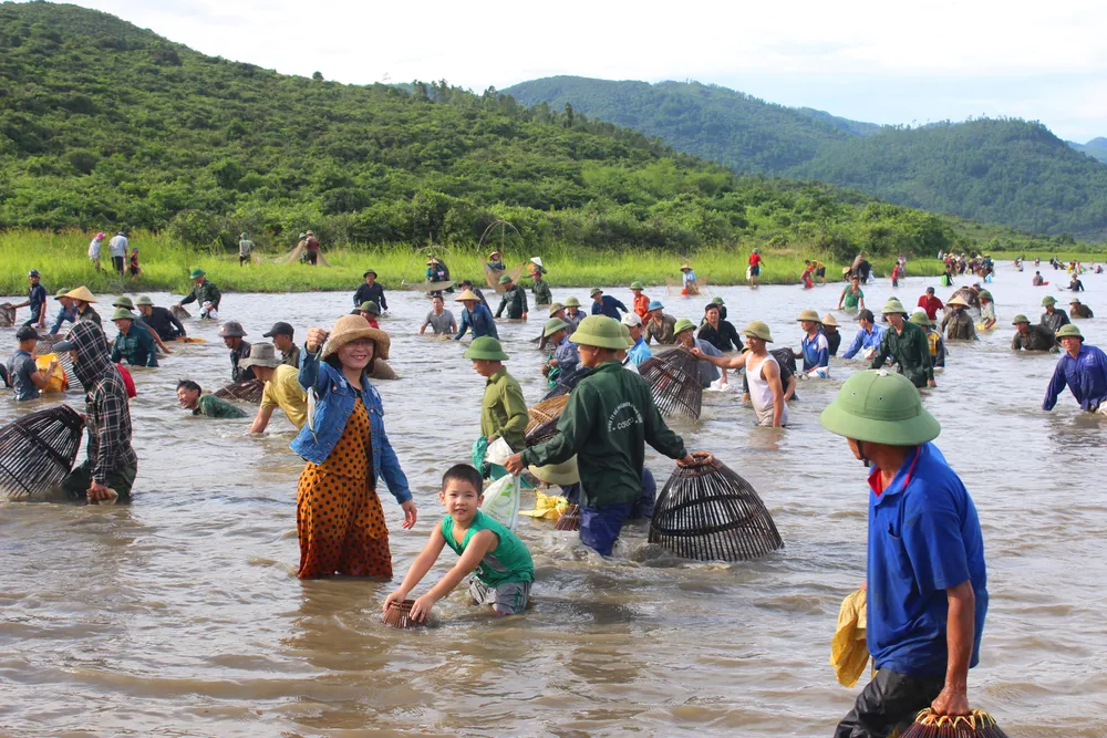 Độc đáo lễ hội đánh cá Đồng Hoa ở Hà Tĩnh ảnh 6