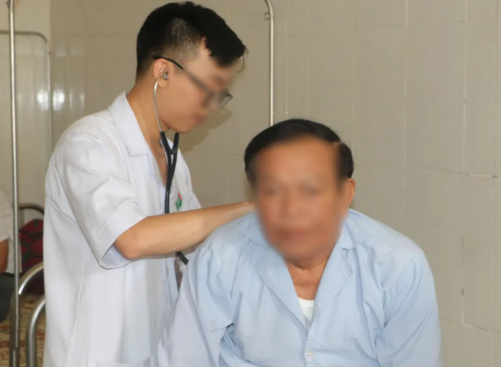 Gắp thành công mẩu xương gà mắc trong lòng phế quản gần 1 tháng ảnh 2