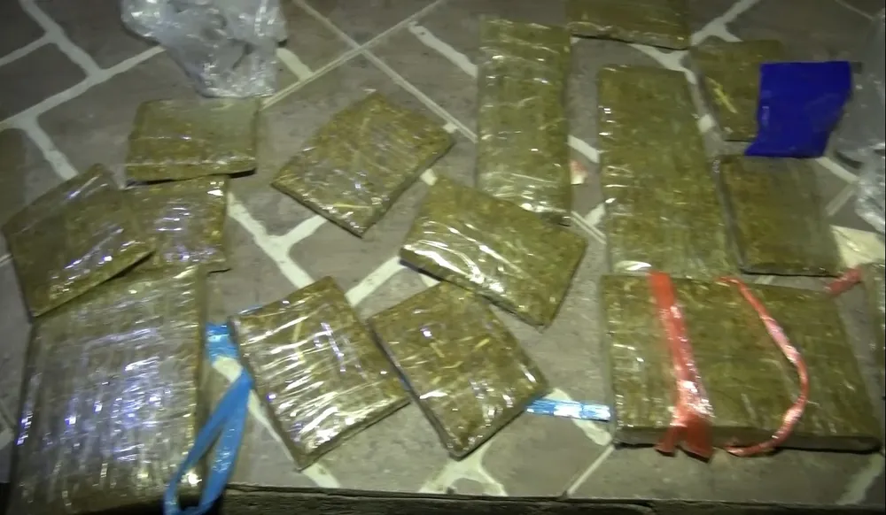 Bắt 2 sinh viên Lào vận chuyển 15 bánh cần sa và 200 viên hồng phiến vào Việt Nam tiêu thụ ảnh 2