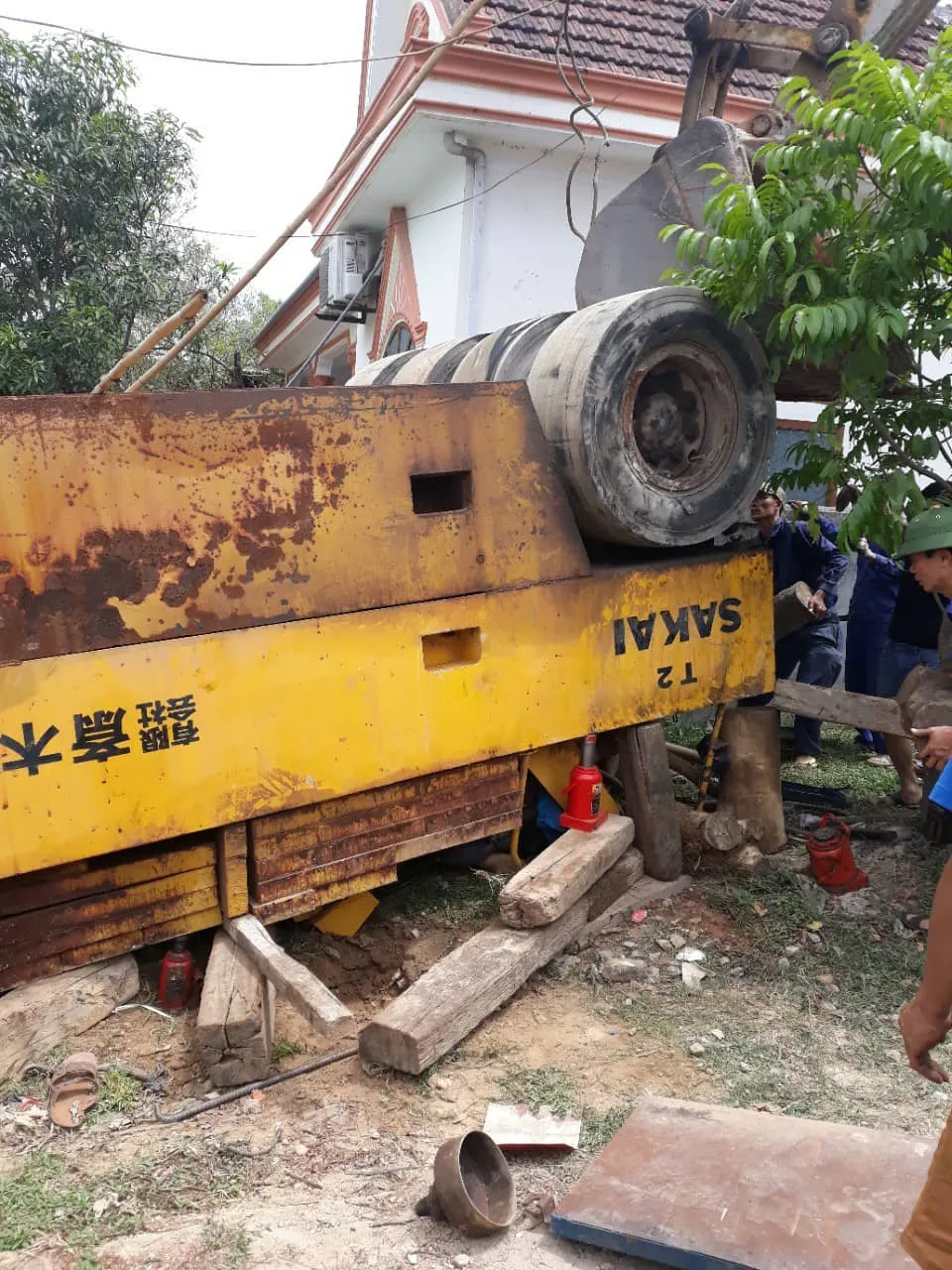 VIDEO: Xe lu bất ngờ lật úp khiến một người tử vong ảnh 1