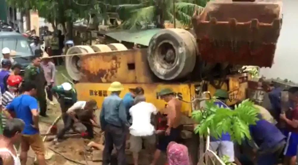 VIDEO: Xe lu bất ngờ lật úp khiến một người tử vong ảnh 2