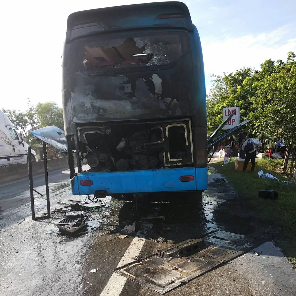 Xe khách giường nằm bốc cháy dữ dội, hàng chục hành khách tháo chạy  ảnh 2