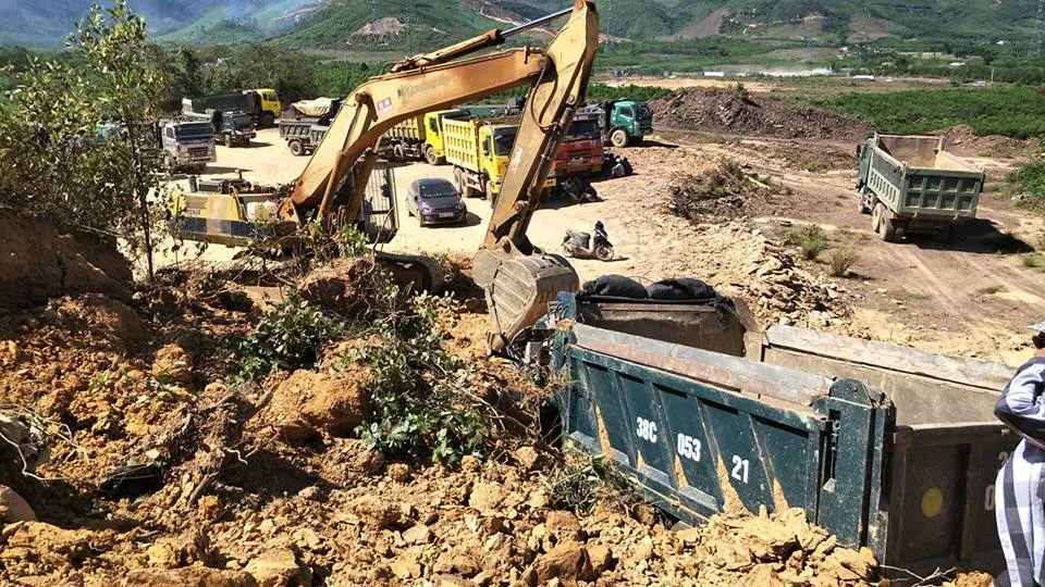 Sập mỏ, 2 xe tải bị vùi lấp cùng tài xế ảnh 5