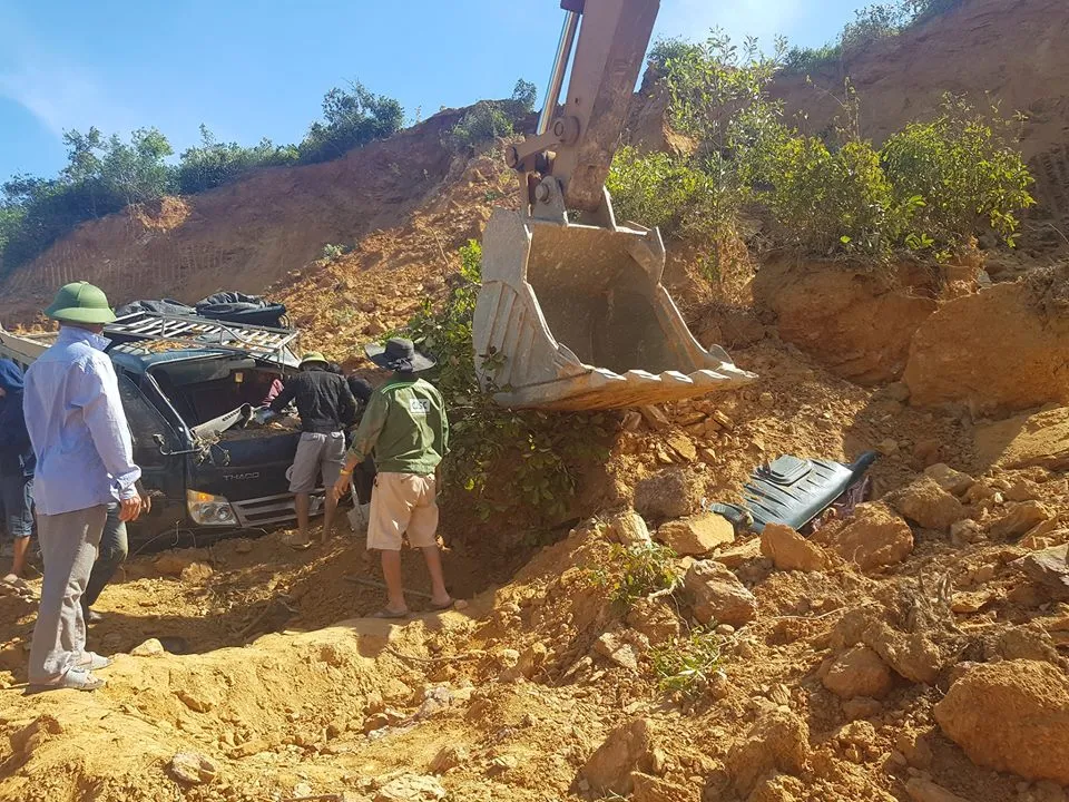 Sập mỏ, 2 xe tải bị vùi lấp cùng tài xế ảnh 1