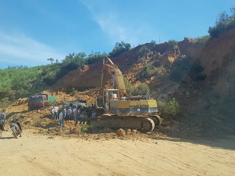 Sập mỏ, 2 xe tải bị vùi lấp cùng tài xế ảnh 13