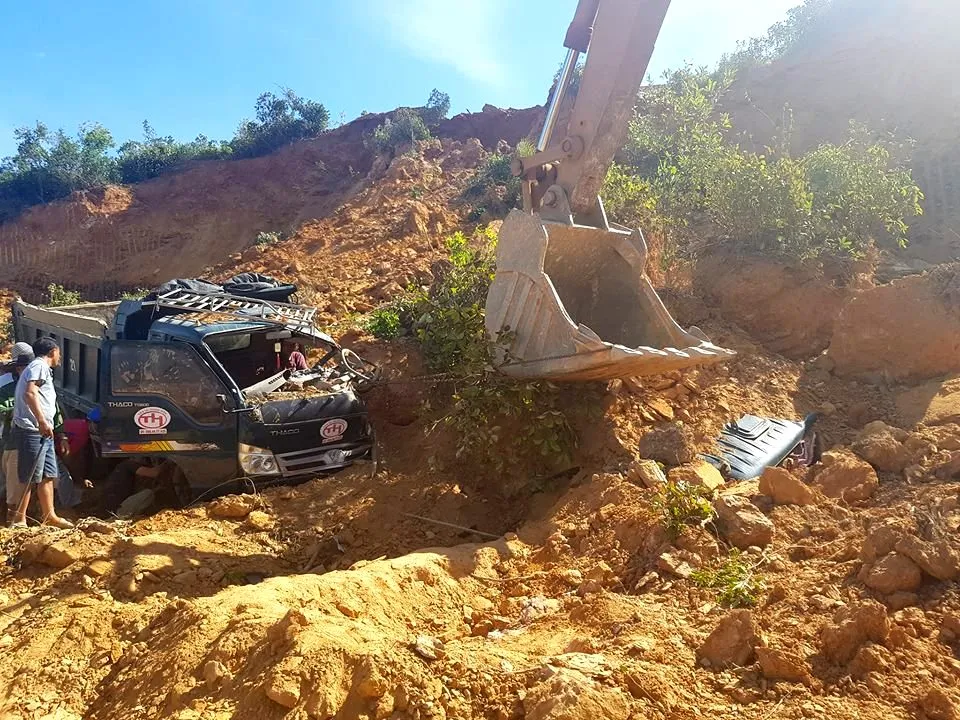 Chiếc xe ô tô tải bị đất vùi lấp hoàn toàn tại hiện trường