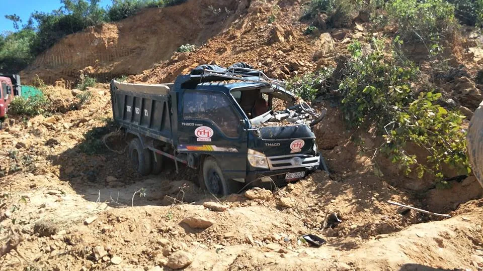 Sập mỏ, 2 xe tải bị vùi lấp cùng tài xế ảnh 7