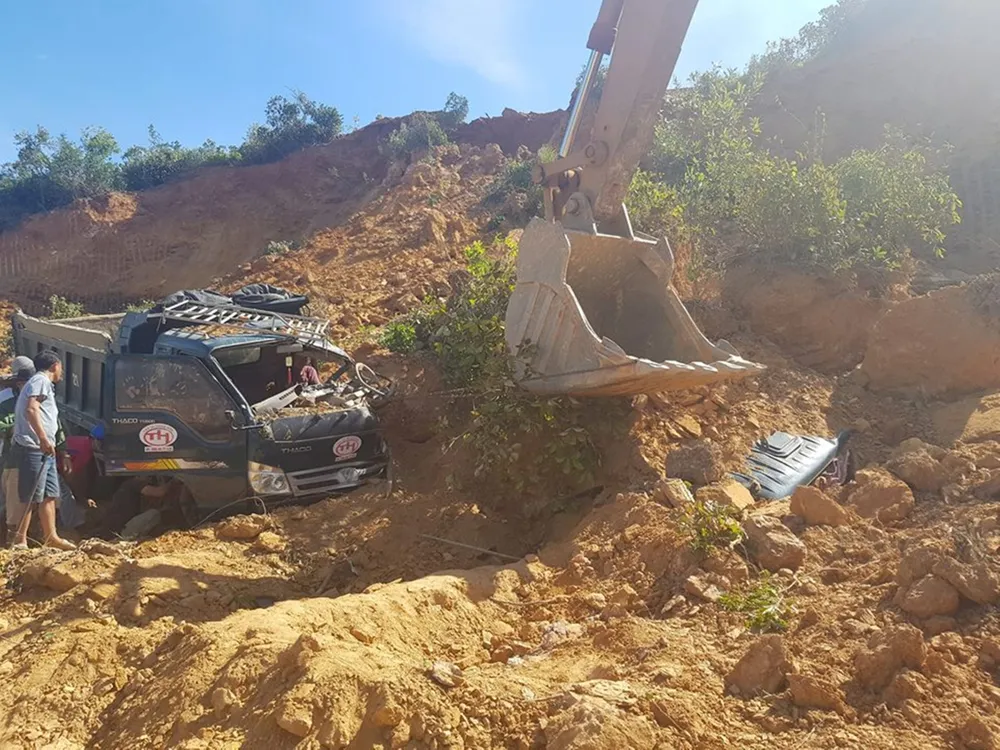 Vụ sập mỏ, 2 xe tải bị vùi lấp cùng tài xế: Yêu cầu dừng khai thác mỏ ảnh 1
