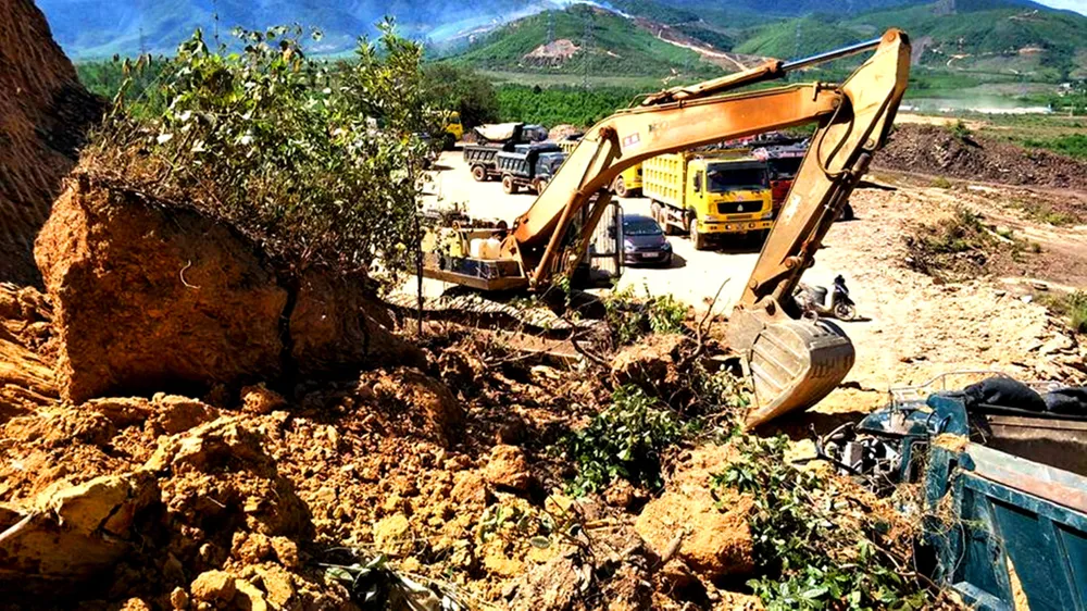 Hiện trường vụ tai nạn sập mỏ đất sáng 4-7 tại Hà Tĩnh