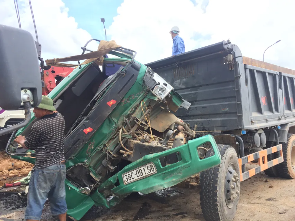 Hai xe ô tô tải tông nhau, 2 tài xế may mắn thoát nạn ảnh 1