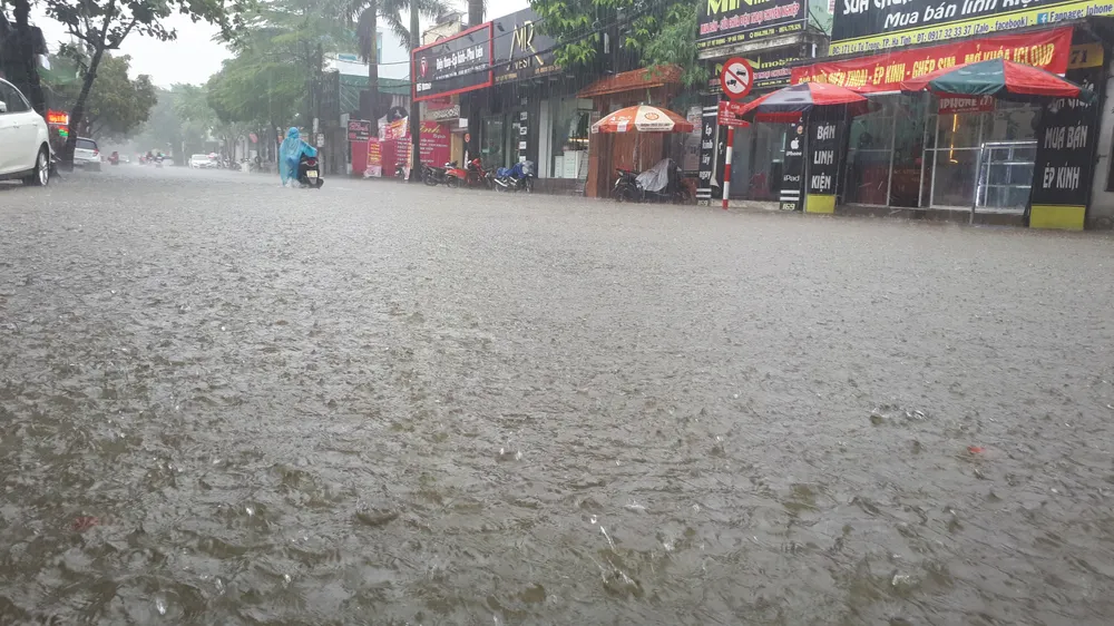 CLIP: Mưa trắng trời, nhiều đường phố ở Hà Tĩnh bị ngập chìm trong biển nước ảnh 8