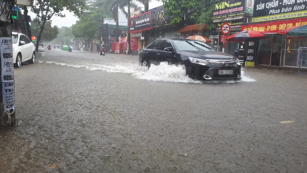 CLIP: Mưa trắng trời, nhiều đường phố ở Hà Tĩnh bị ngập chìm trong biển nước ảnh 6