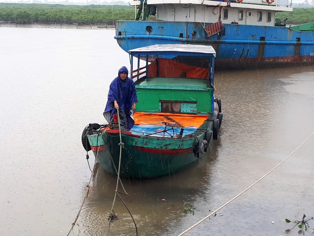 Người dân miền Trung hối hả “đón” bão số 3 ảnh 7