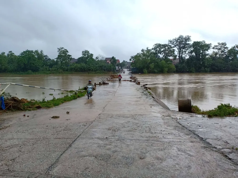 Người dân miền Trung hối hả “đón” bão số 3 ảnh 6