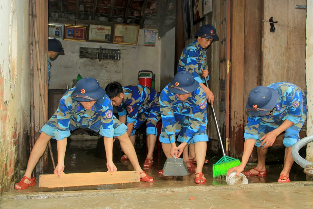 Giúp dân khắc phục, sửa chữa lại nhà cửa sau lốc xoáy ở Hà Tĩnh ảnh 1