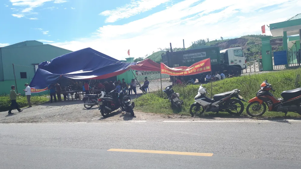 Dân mang bẫy dính ruồi, dựng rạp trước cổng nhà máy xử lý rác để phản đối ô nhiễm ảnh 3