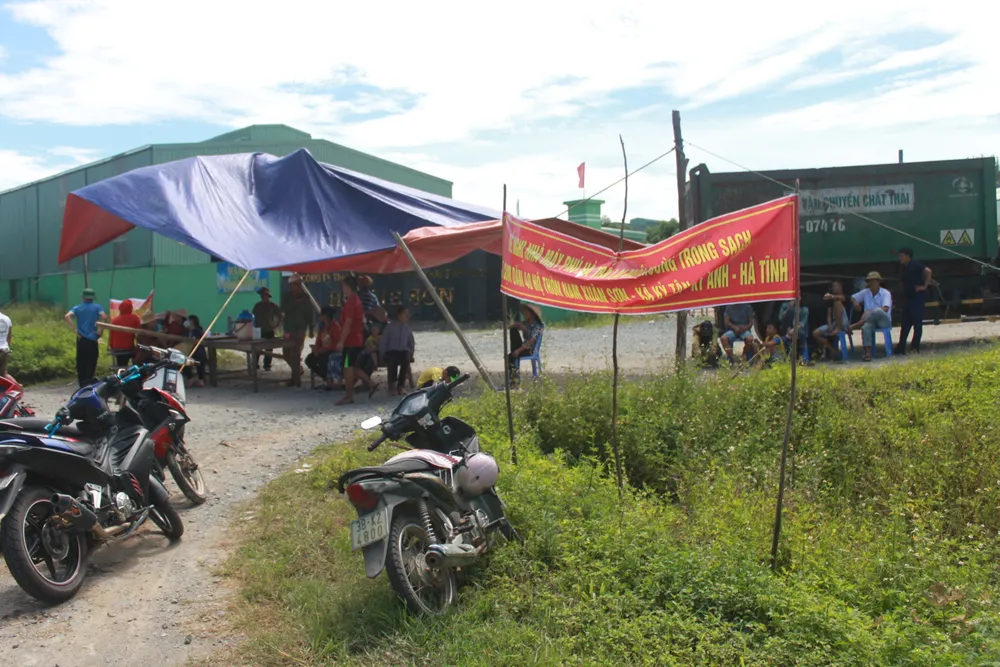 Dân mang bẫy dính ruồi, dựng rạp trước cổng nhà máy xử lý rác để phản đối ô nhiễm ảnh 2