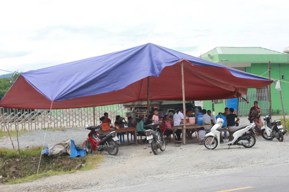 Người dân tiếp tục dựng rạp chắn ngang trước cổng nhà máy xử lý rác thải để phản đối ô nhiễm ảnh 1