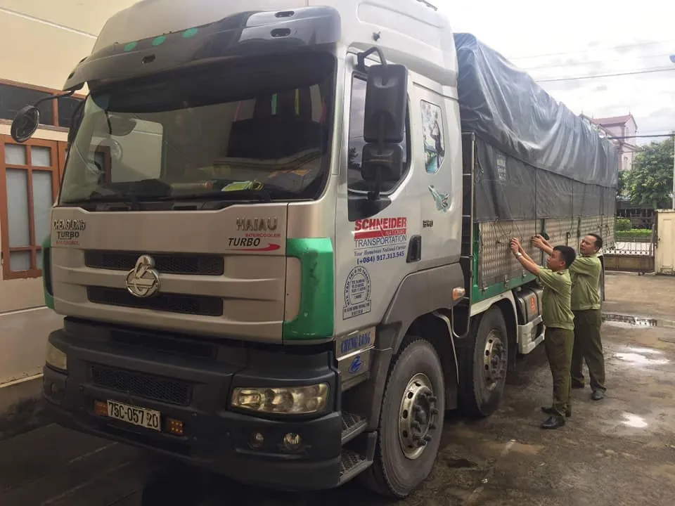 Bắt giữ xe tải vận chuyển hơn 400 chai rượu lậu  ảnh 1