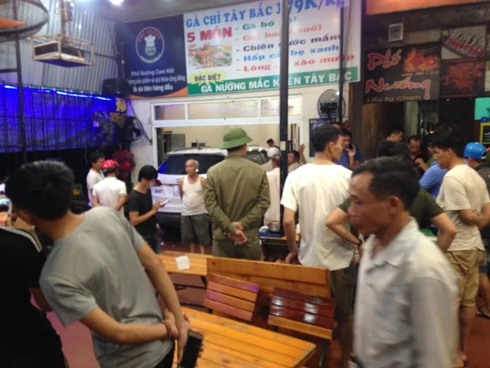 Ô tô 7 chỗ đâm vào quán, nhiều người bị thương phải nhập viện cấp cứu ảnh 2