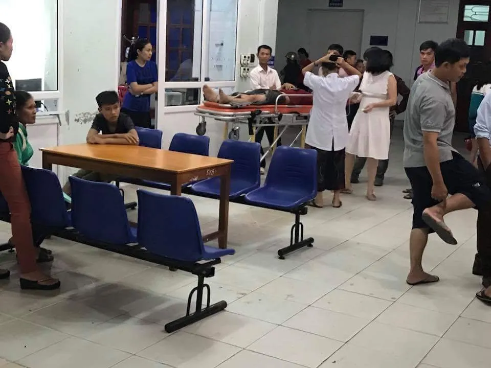 Ô tô 7 chỗ đâm vào quán, nhiều người bị thương phải nhập viện cấp cứu ảnh 3