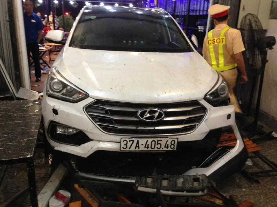Ô tô 7 chỗ đâm vào quán, nhiều người bị thương phải nhập viện cấp cứu ảnh 6