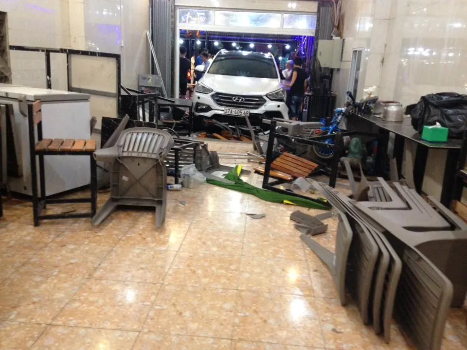 Ô tô 7 chỗ đâm vào quán, nhiều người bị thương phải nhập viện cấp cứu ảnh 5
