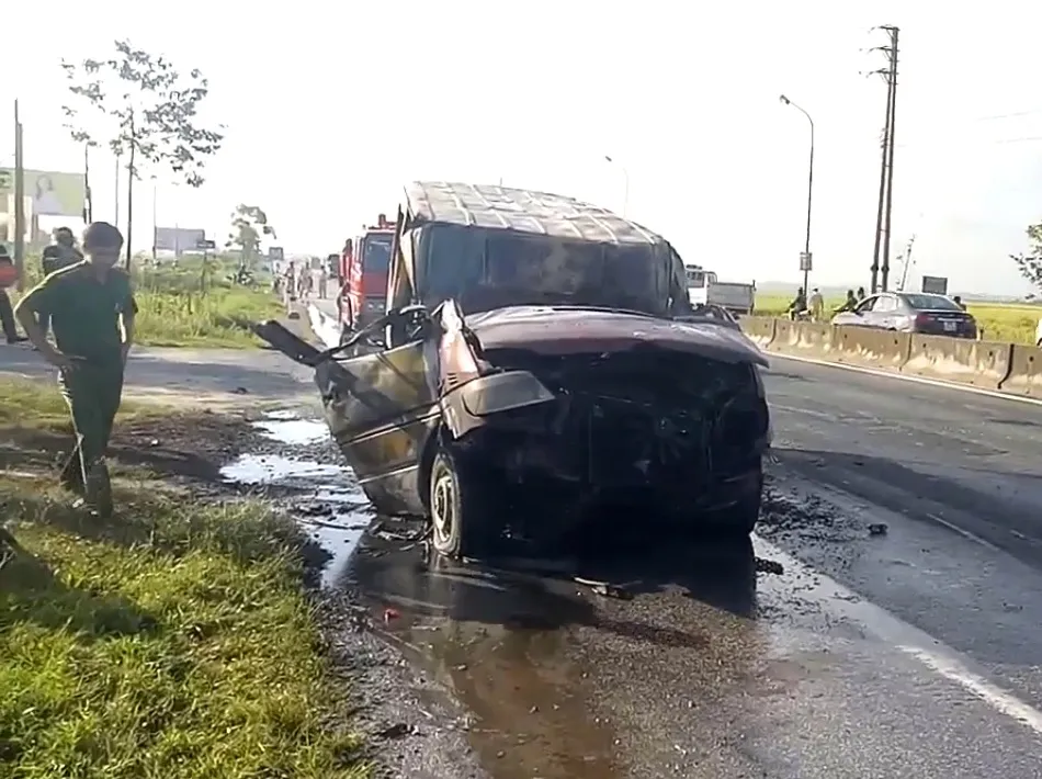 Xe ô tô 16 chỗ bốc cháy dữ dội trên Quốc lộ 1A ảnh 1