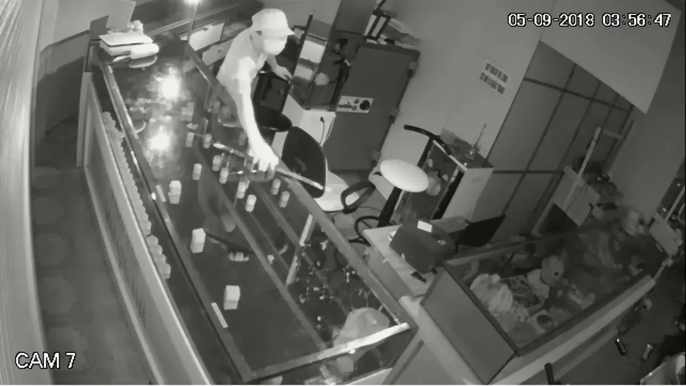 Treo thưởng 50 triệu đồng cho người cung cấp thông tin về đối tượng trộm tiệm vàng ảnh 4