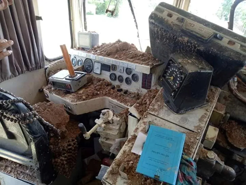 Va chạm giữa tàu hàng và xe ô tô tải, đường sắt bị tê liệt nhiều giờ ảnh 2