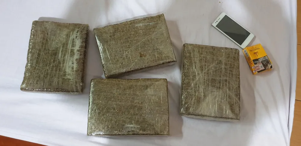Bắt đối tượng vận chuyển số lượng lớn cần sa đi tiêu thụ ảnh 2