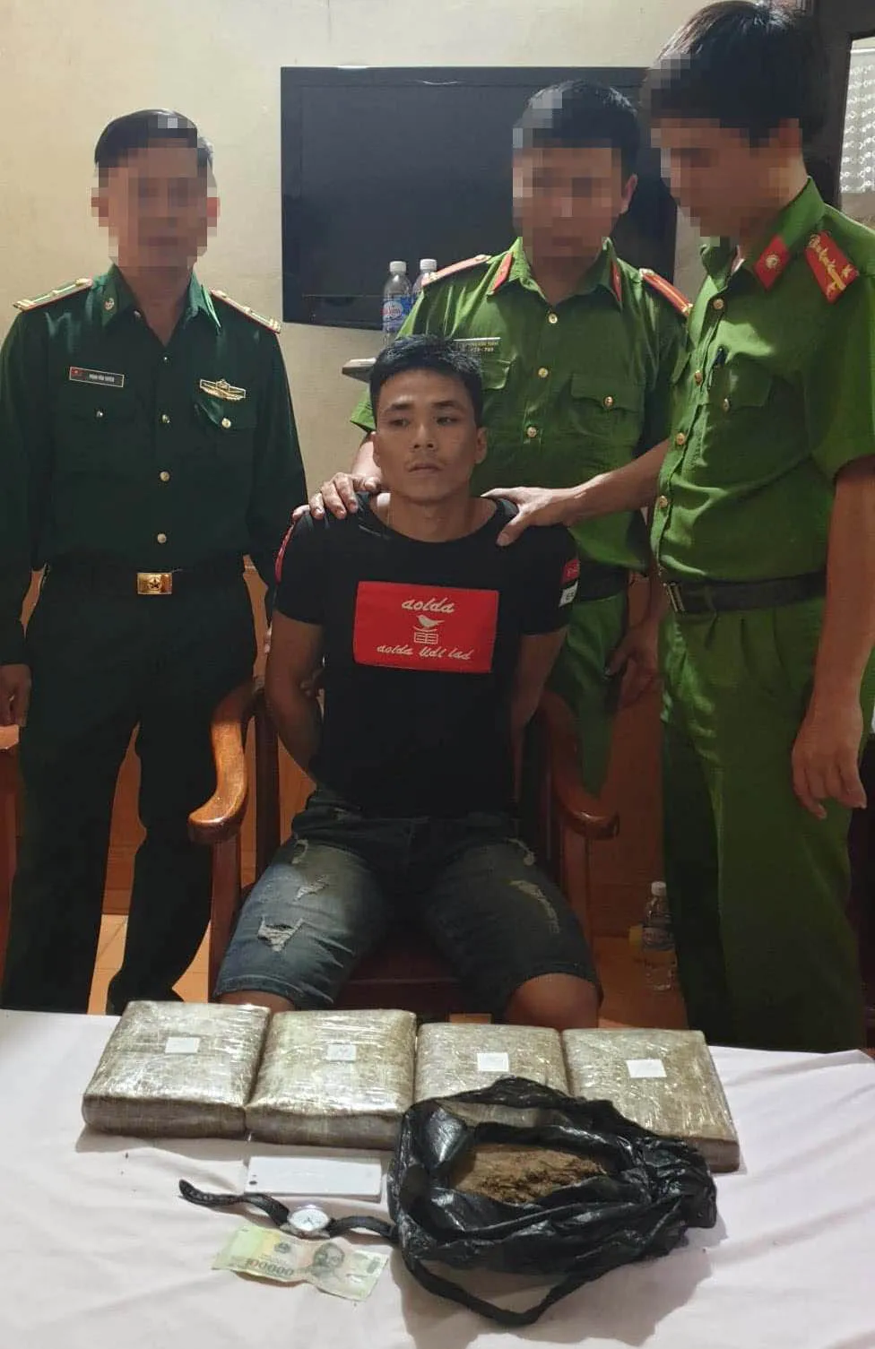 Bắt đối tượng vận chuyển số lượng lớn cần sa đi tiêu thụ ảnh 1