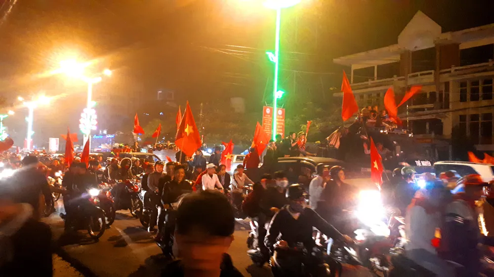 Người dân cả nước diễu hành mừng chiến thắng của tuyển Việt Nam ảnh 16