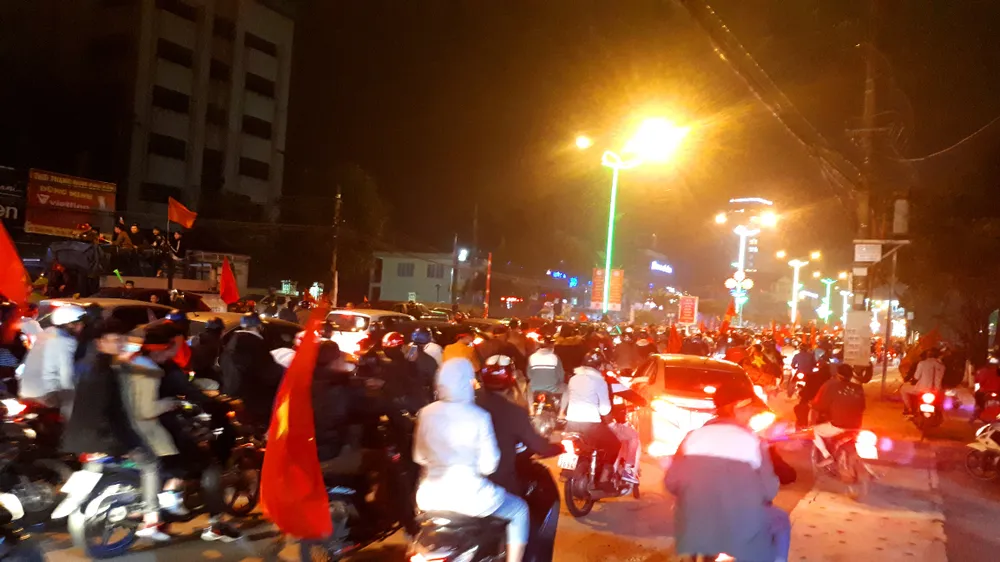 Người dân cả nước diễu hành mừng chiến thắng của tuyển Việt Nam ảnh 15