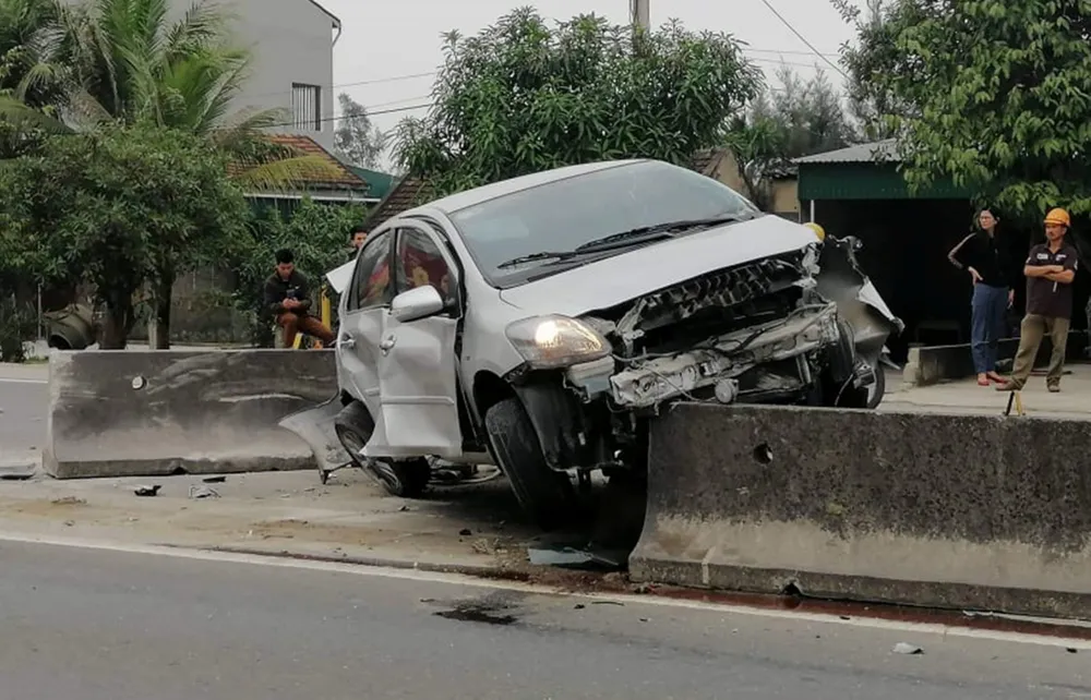 Xe ô tô con bị biến dạng phần đầu sau tai nạn