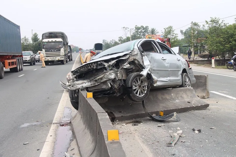 Xe ô tô bị biến dạng phần đầu sau tai nạn trên quốc lộ 1A ảnh 1