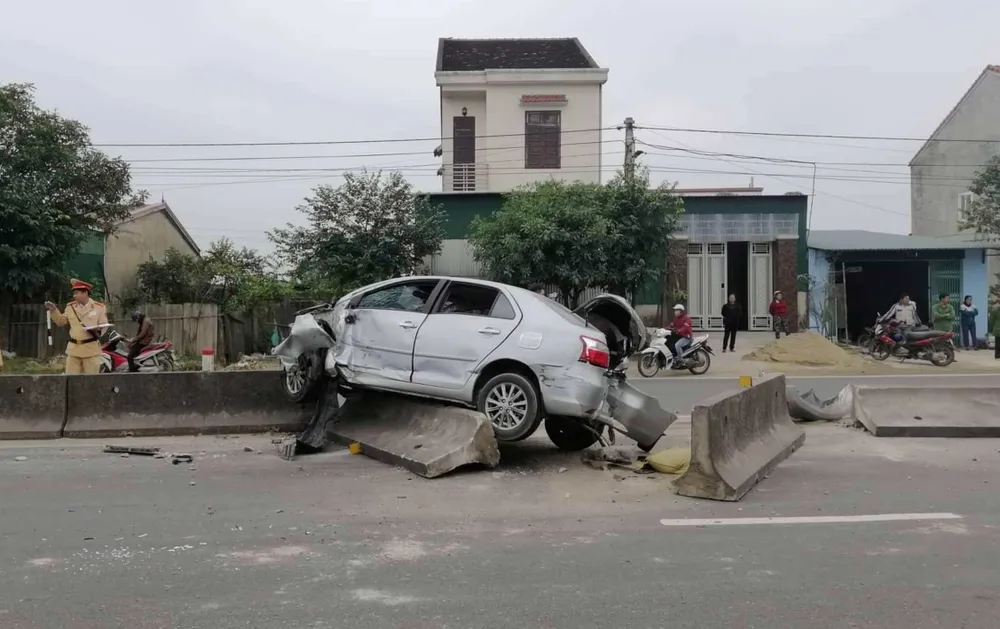 Xe ô tô bị biến dạng phần đầu sau tai nạn trên quốc lộ 1A ảnh 2