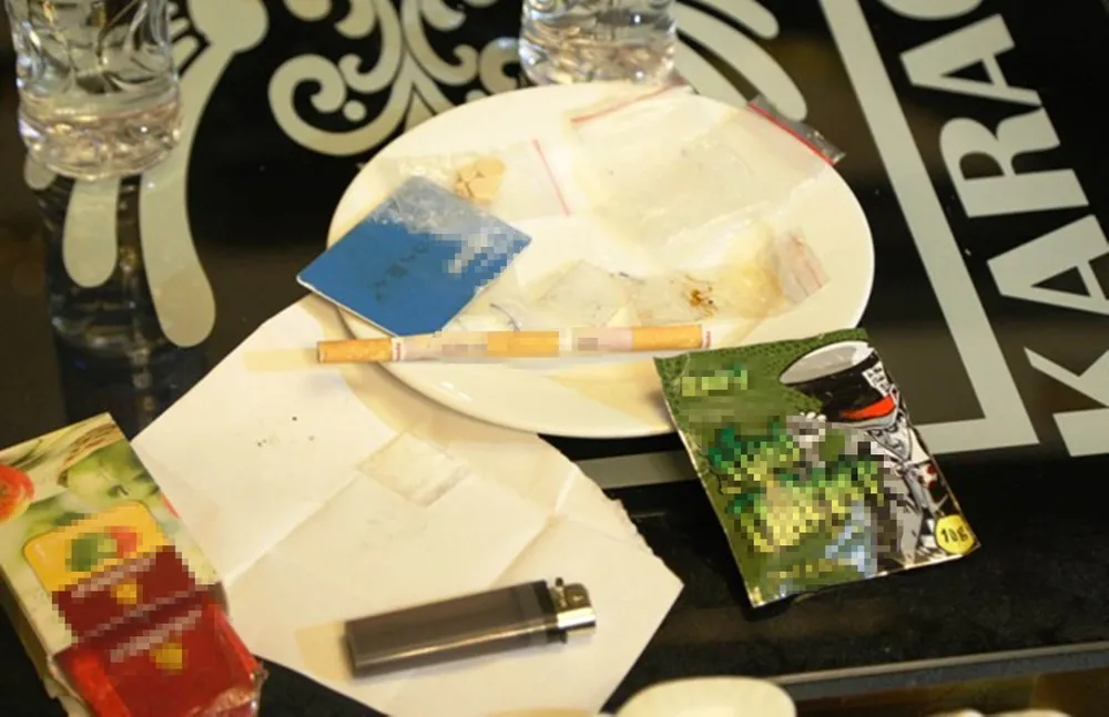 Bắt giữ hàng chục đối tượng đang có hành vi sử dụng ma túy trong quán karaoke ảnh 3