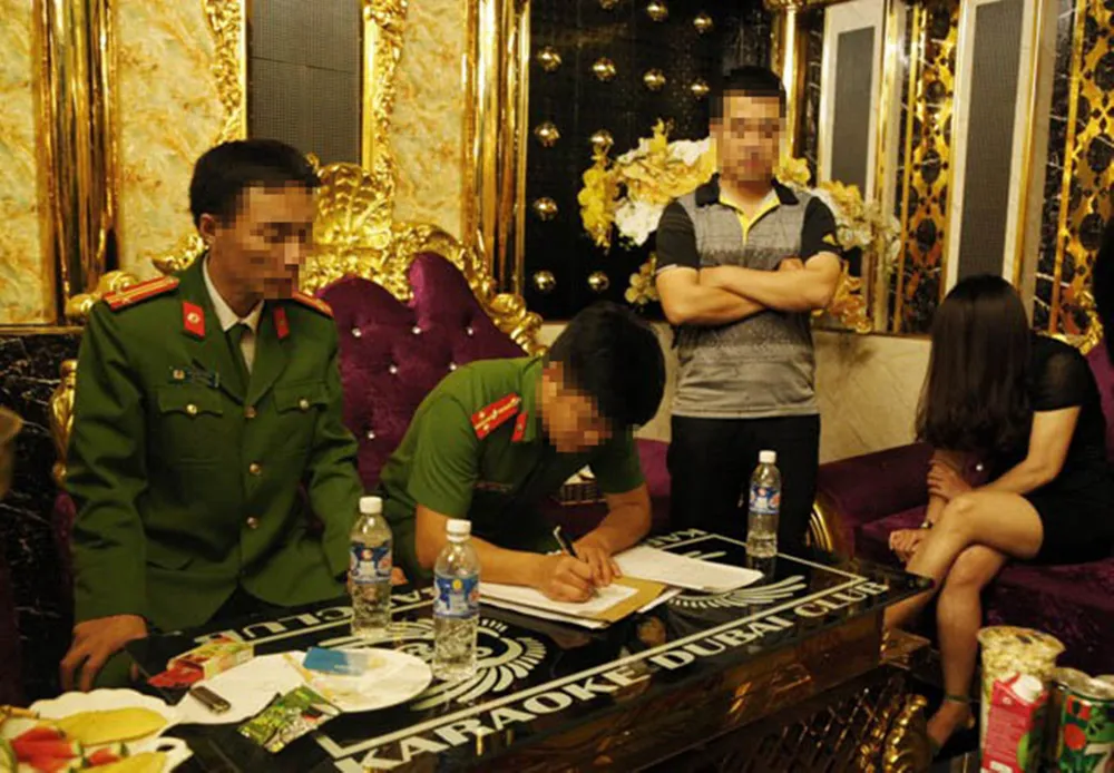 Bắt giữ hàng chục đối tượng đang có hành vi sử dụng ma túy trong quán karaoke ảnh 2