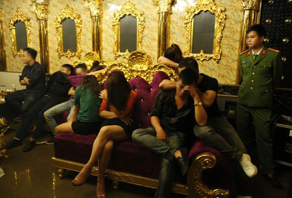 Bắt giữ hàng chục đối tượng đang có hành vi sử dụng ma túy trong quán karaoke ảnh 1