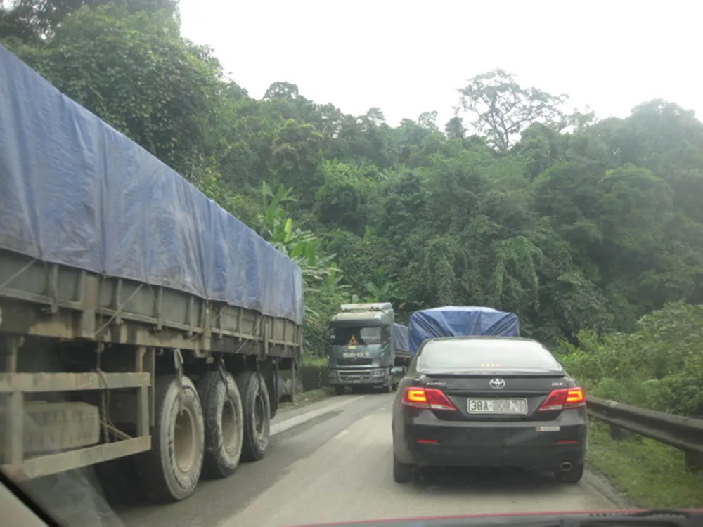 Khẩn trương khắc phục, sửa chữa xuống cấp, hư hỏng trên tuyến quốc lộ 8A ở Hà Tĩnh ảnh 1