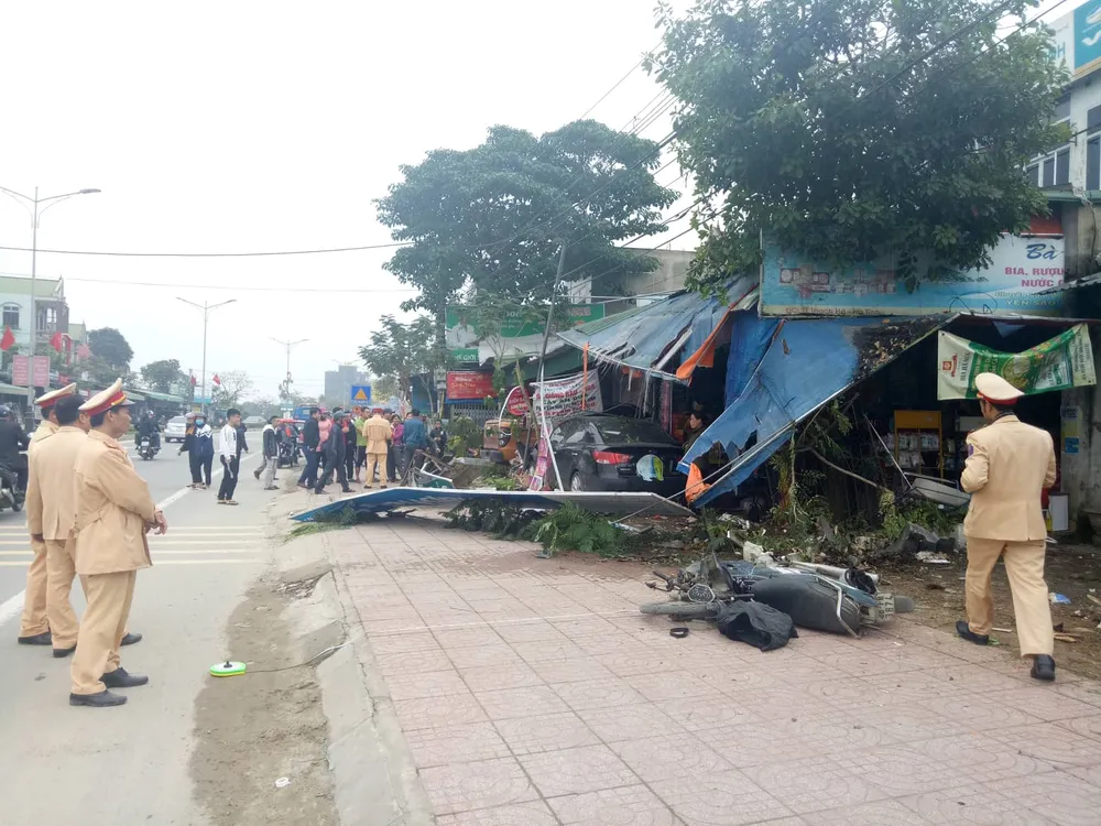 Ô tô lao lên vỉa hè tông nhiều xe máy ảnh 1