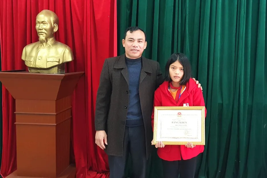 Trao tặng bằng khen cho em Trần Thị Tùng Lâm 