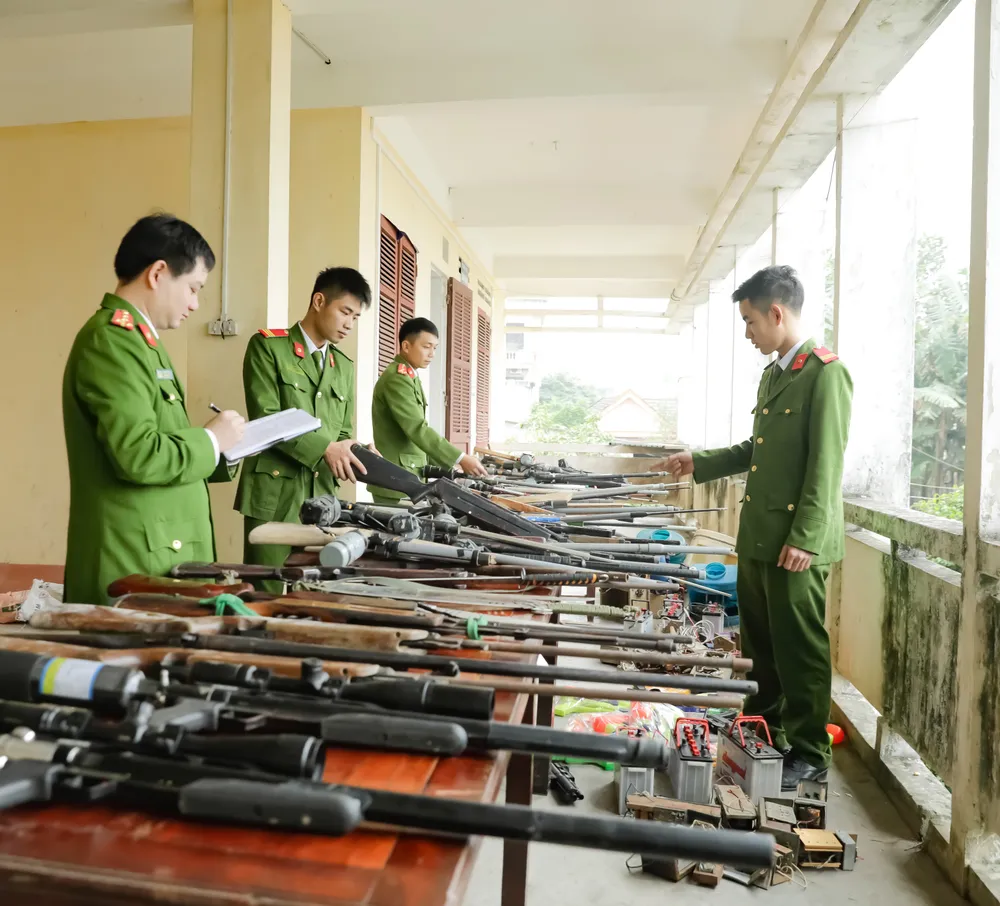 Công an huyện Hương Sơn thu hồi nhiều khẩu súng và công cụ hỗ trợ