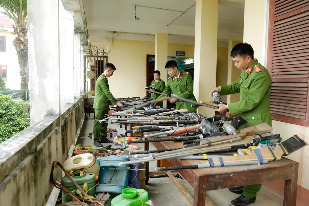 Thu hồi hơn 200 khẩu súng các loại cùng nhiều vũ khí, vật liệu nổ ảnh 1