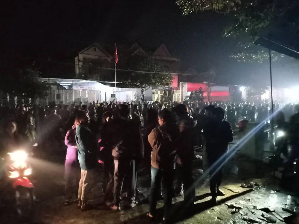 CLIP: Ba nhà dân ở Hà Tĩnh bị cháy rụi trong đêm ảnh 5